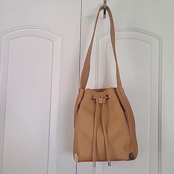Vince Camuto Drawstring Shoulder Bucket Bag Tan Camel Gold Accents - Picture 2 of 15